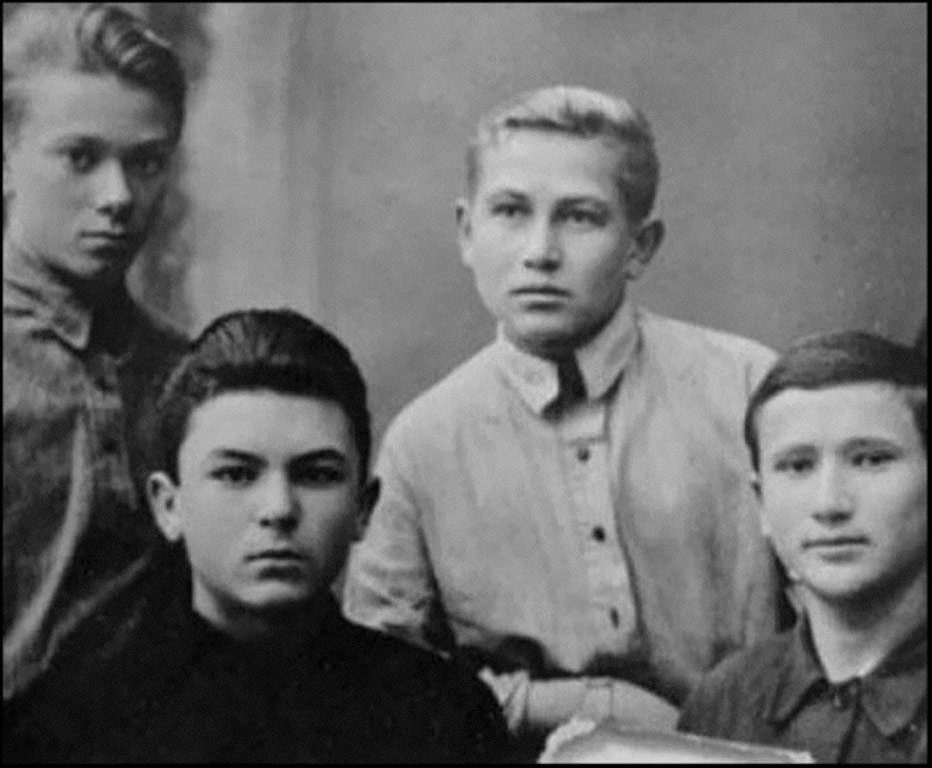 Бондарчук (крайний слева в нижнем ряду) со школьными товарищами.