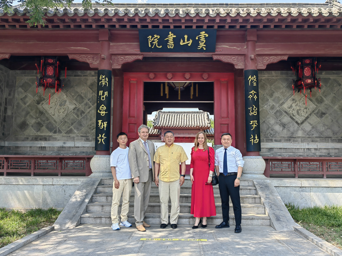 Цзинвэй (крайний справа) в составе делегации ЮФУ на встрече с правительством провинции Шаньдун в городе Цзинань (Китай). Июнь 2023 года.