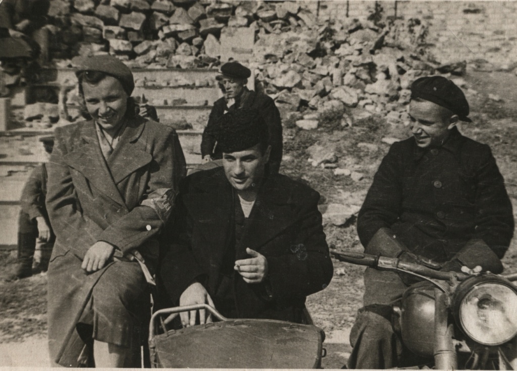 Аркадий Бабуджьян (в центре)