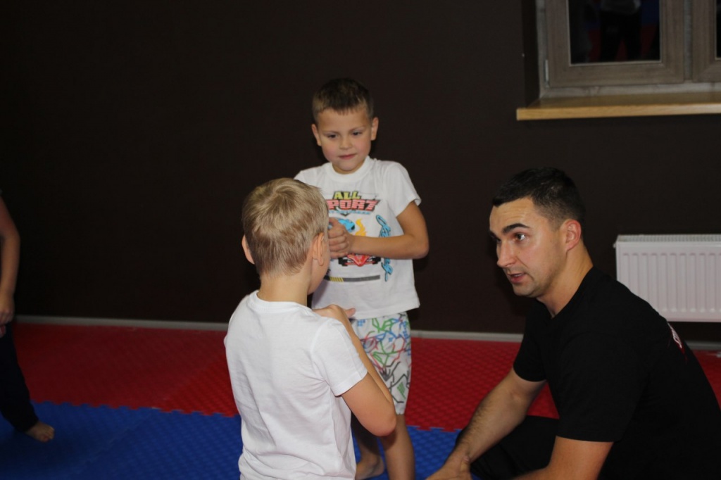 Дмитрий Титаренко с учениками детской школы самообороны