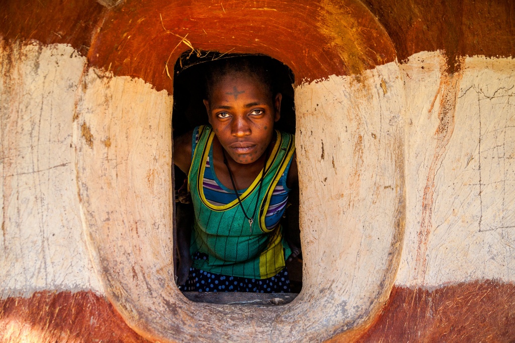 Женщина племени дизи в своем круглом глиняном домике, Эфиопия.
