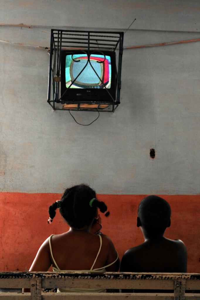 Дети смотрят телевизор в зале ожидания автовокзала. Куба, Тринидад, 2010.