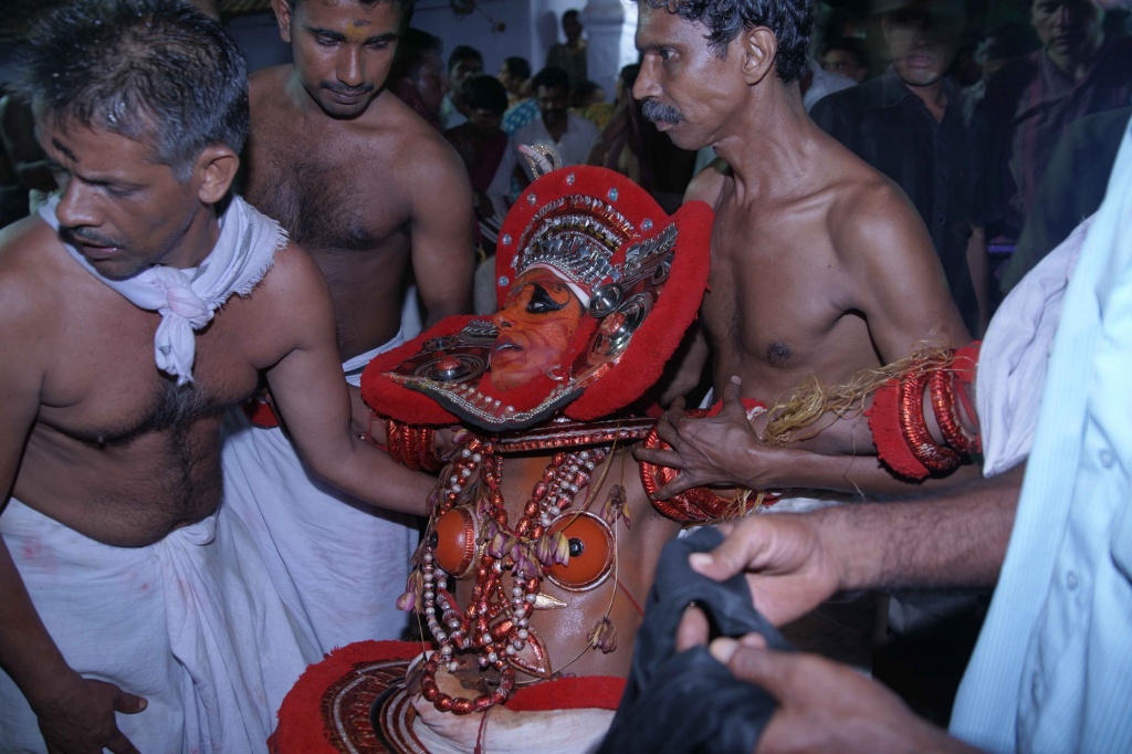 Обряд Тхеям в горах штата Керала (Индия), в ходе которого участники перевоплощаются в богов.