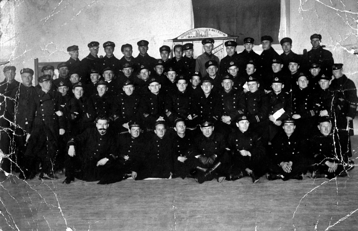 Бартини (второй справа во втором ряду) среди моряков-севастопольцев.