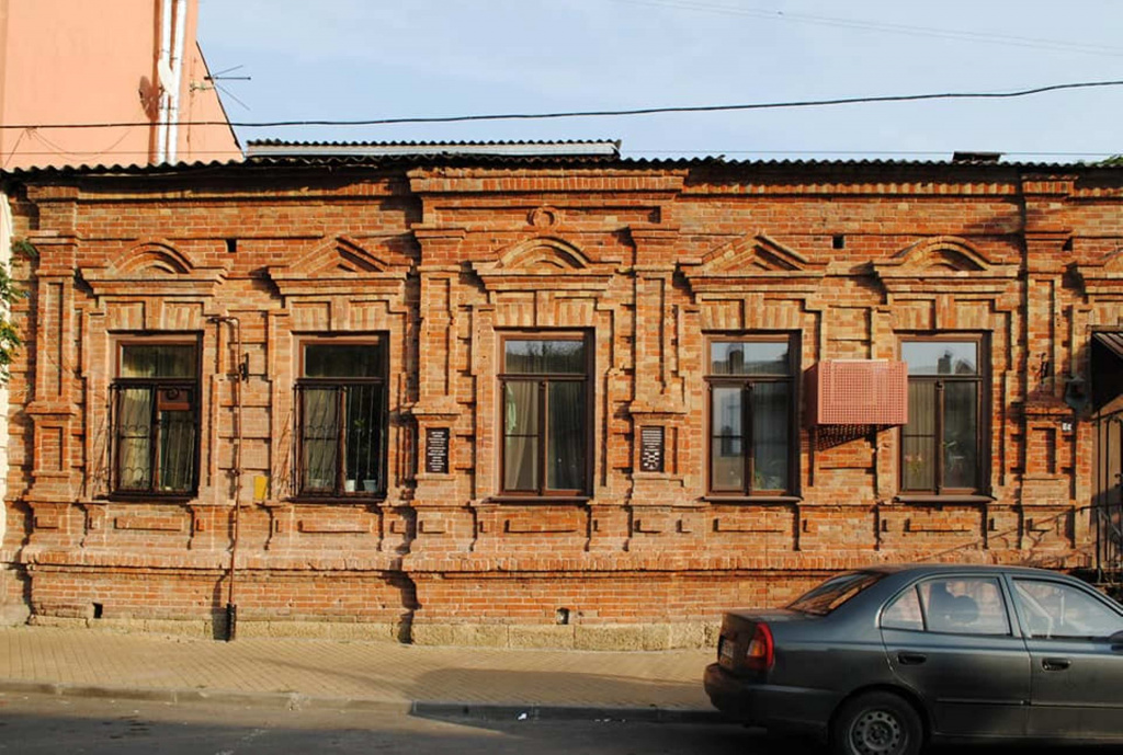 Дом по улице Рождественской (сейчас ул. Обороны, 64), в котором выросла Вера. В 2019 году фасад дома был приведен в порядок ростовскими волонтерами движения «Том Сойер Фест».