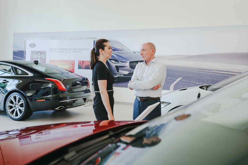 Директор дилерского центра «Jaguar Land Rover» Ирина Лосева с Олегом Сурганом.