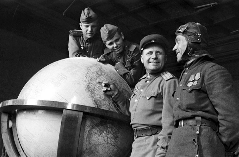 Советские воины у глобуса, которым пользовался фюрер.