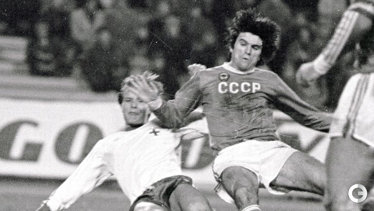 Сергей Андреев (справа) в матче за сборную СССР.