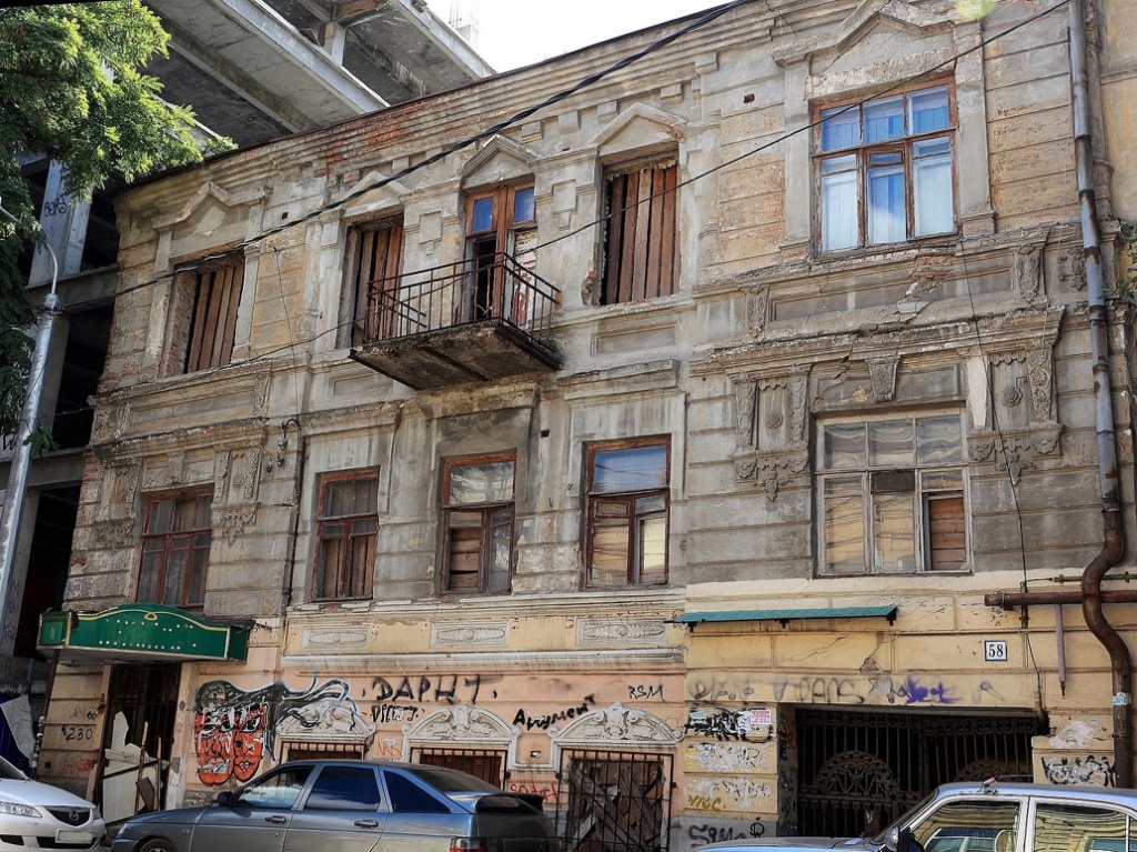 В этом здании на ул. Шаумяна, 58 был когда-то модный ресторан «Бристоль».