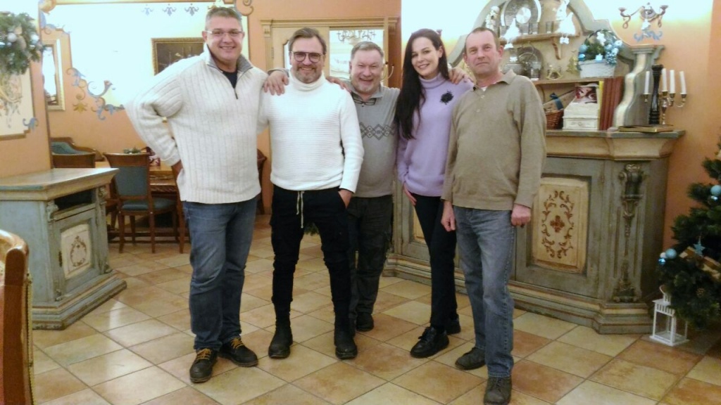 Вадим Такменев (второй слева), сегодня ведущий «Центрального телевидения», был собкором НТВ в Ростове до Гордина.