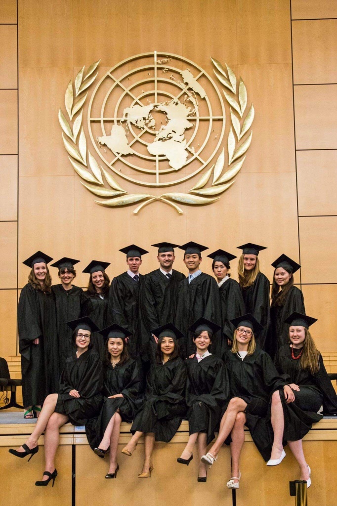 Выпускной курса MBA в Женеве (Лидия крайняя справа в нижнем ряду).
