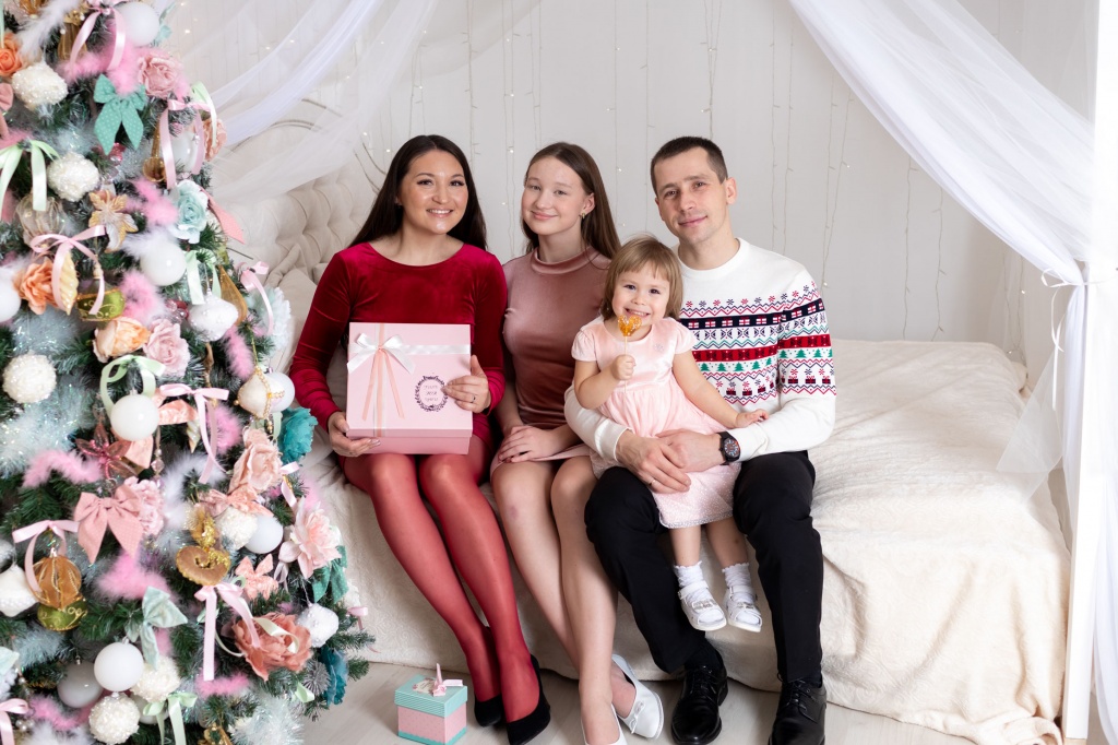 Любовь Пушкова с мужем Алексеем и дочками Ульяной и Верой.