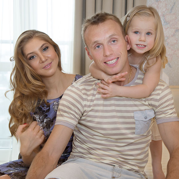Денис с женой Дарьей и дочкой Лерой
