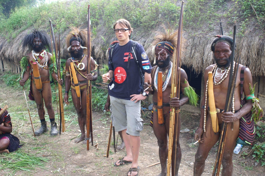 Леонид Круглов с проводниками из племени лани, остров Папуа Новая Гвинея.