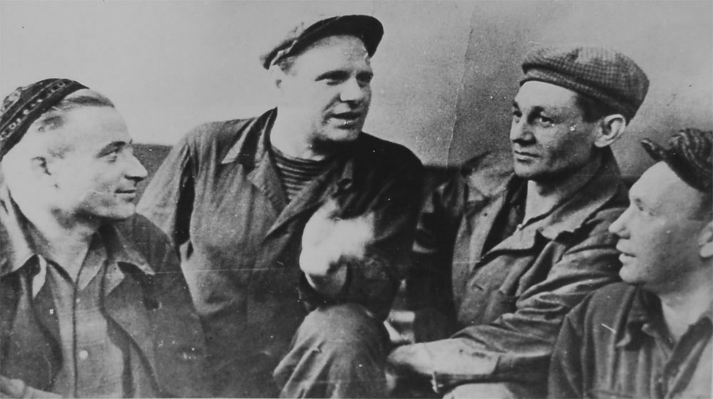 Сельмашевская бригада, бригадир Берест второй слева. 1965 год.