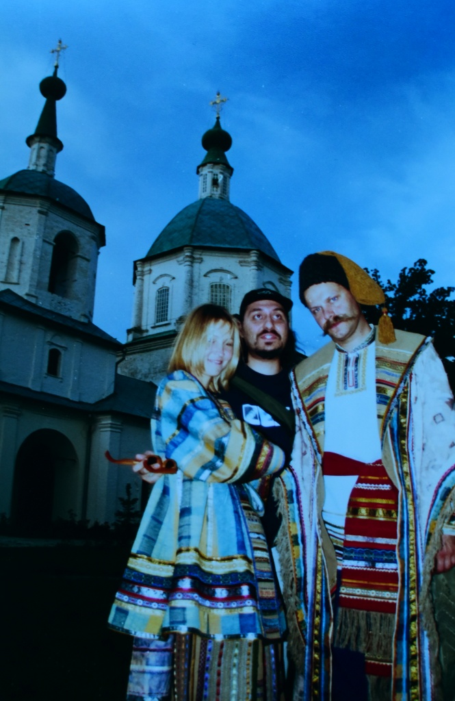 Ингеборга Дапкунайте, Кирилл Серебренников и Алексей Кортнев на съемках сериала «Ростов-папа», 2000 год.