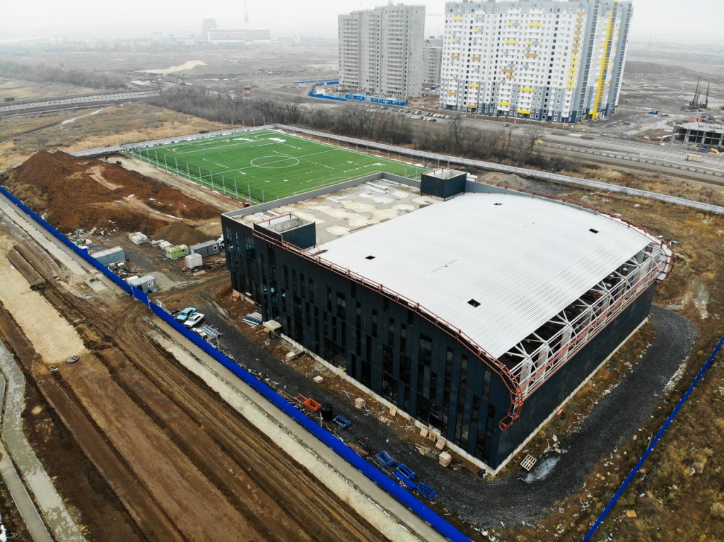 Физкультурно-оздоровительный комплекс и футбольное поле, которые Андрей Чайка строит в Левенцовке.