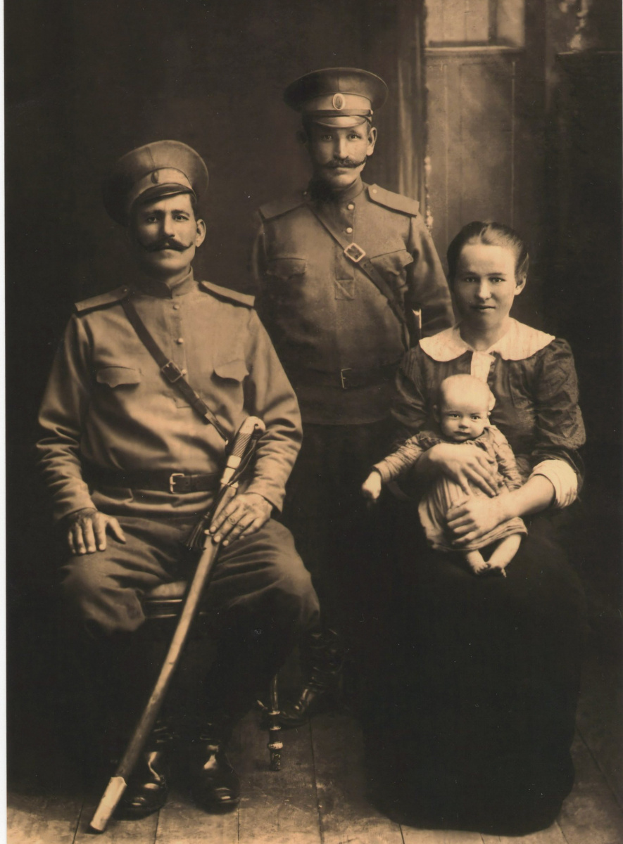 Дед и бабушка, Яков и Анфиса Нагибины (сидят), с отцом нашего героя Василием на руках. 1914 год.