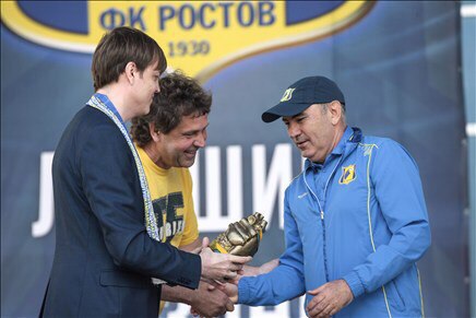 Сергей Копин вручает Курбану Бердыеву «сердце» от болельщиков. 