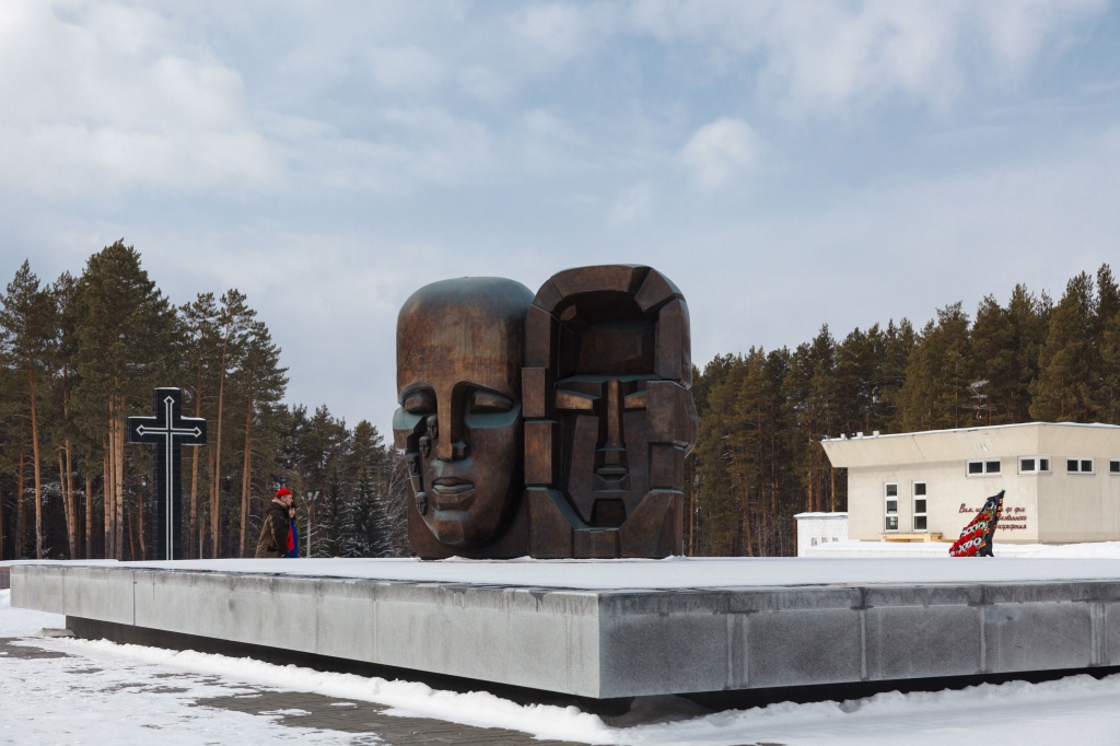 Мемориал жертв политических репрессий на 12-м километре Московского тракта.