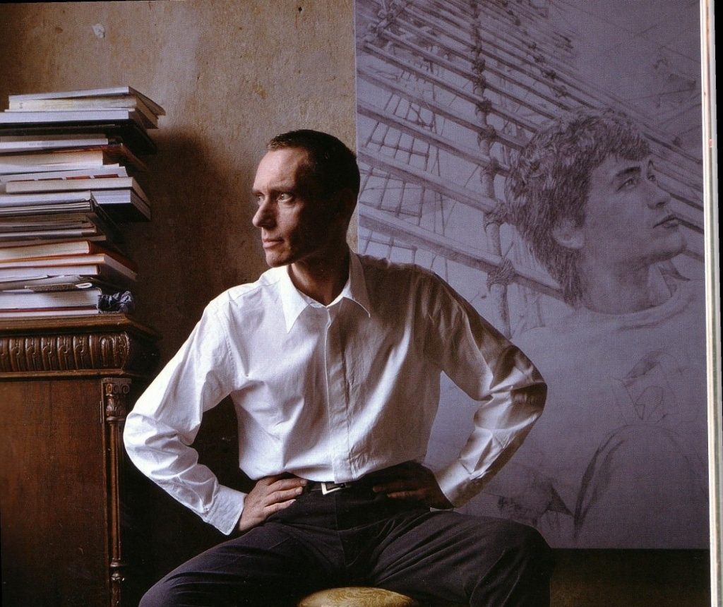Георгий Гурьянов на фоне своей картины — портрета Виктора Цоя.