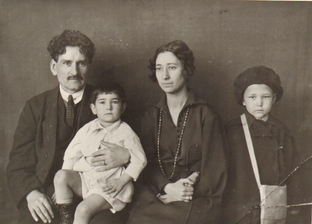 Мартирос с женой Лусик и сыновьями, 1924 год. 
