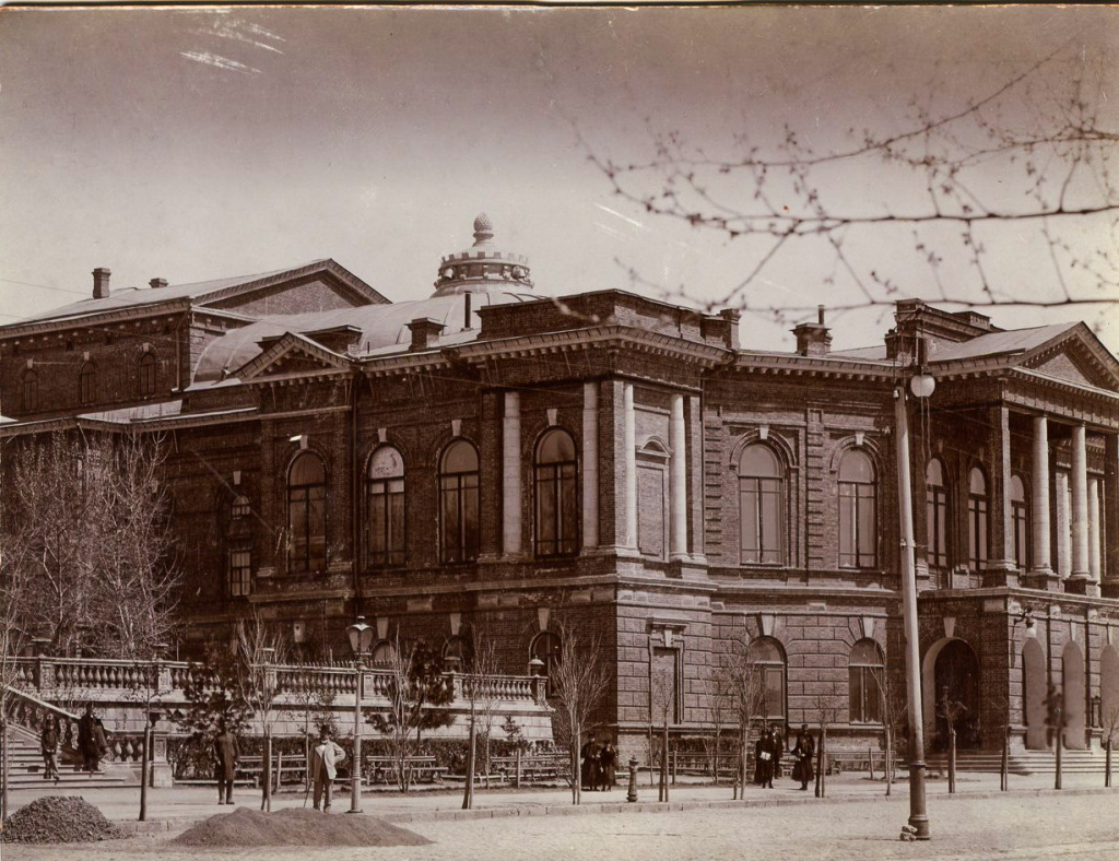 Отделочные работы перед открытием Нахичеванского городского театра в 1898 году. Сегодня это Ростовский-на-Дону Академический молодежный театр.