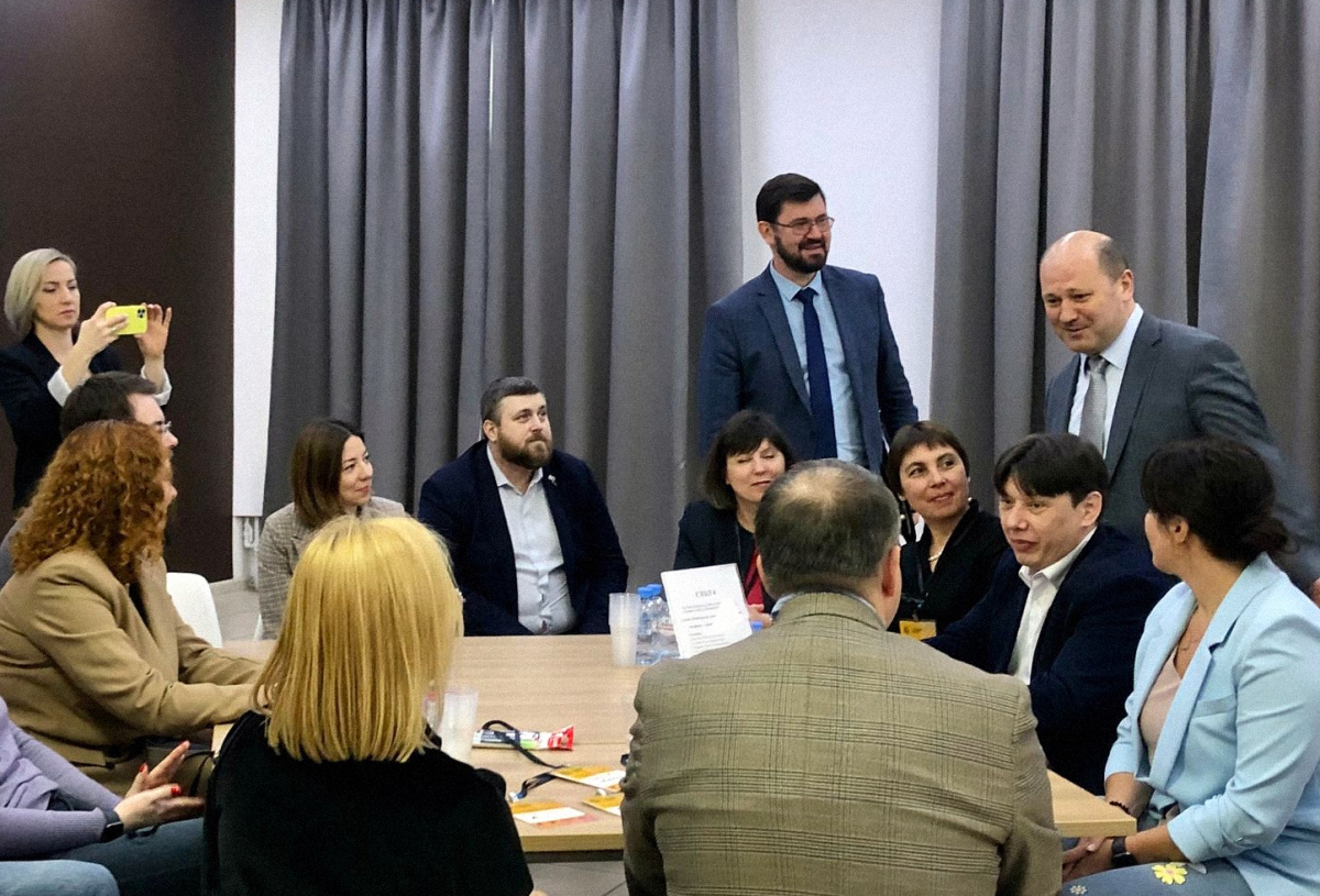 Заместитель губернатора Ростовской области Александр Скрябин (стоит крайний справа) и министр экономического развития Максим Папушенко (стоит второй справа) с участниками региональной сессии.