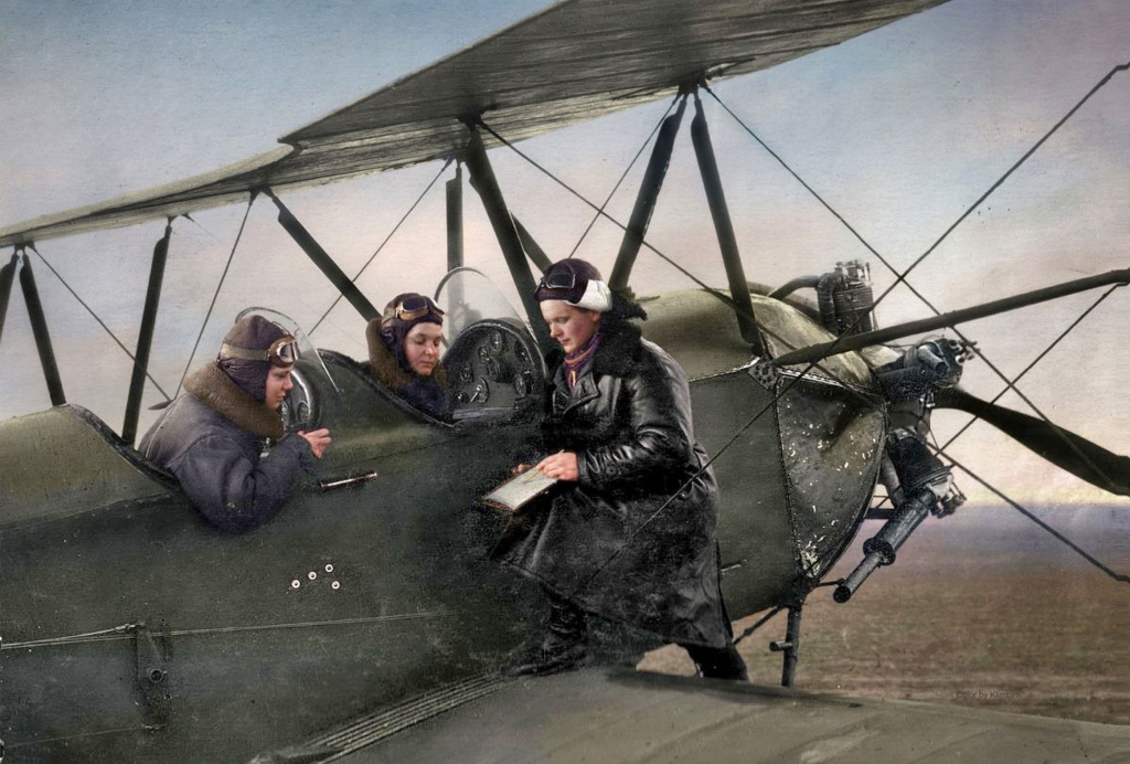 Комполка Евдокия Бершанская и экипаж Евдокии Носаль и Нины Ульяненко. 1942 год. 