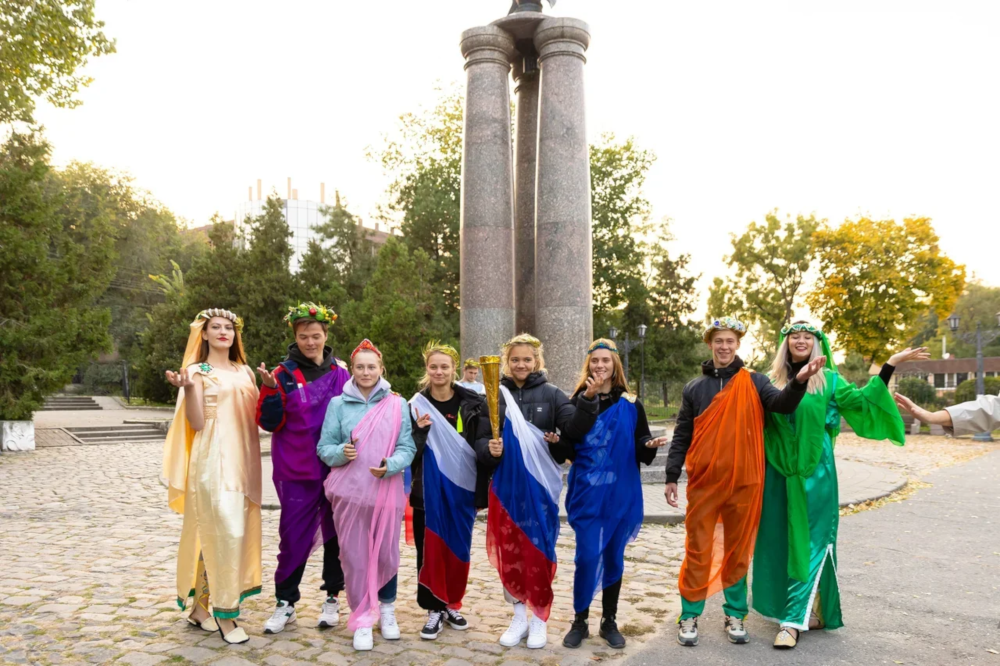Актеры и туристы на иммерсивной экскурсии от «Судаков Тревел».