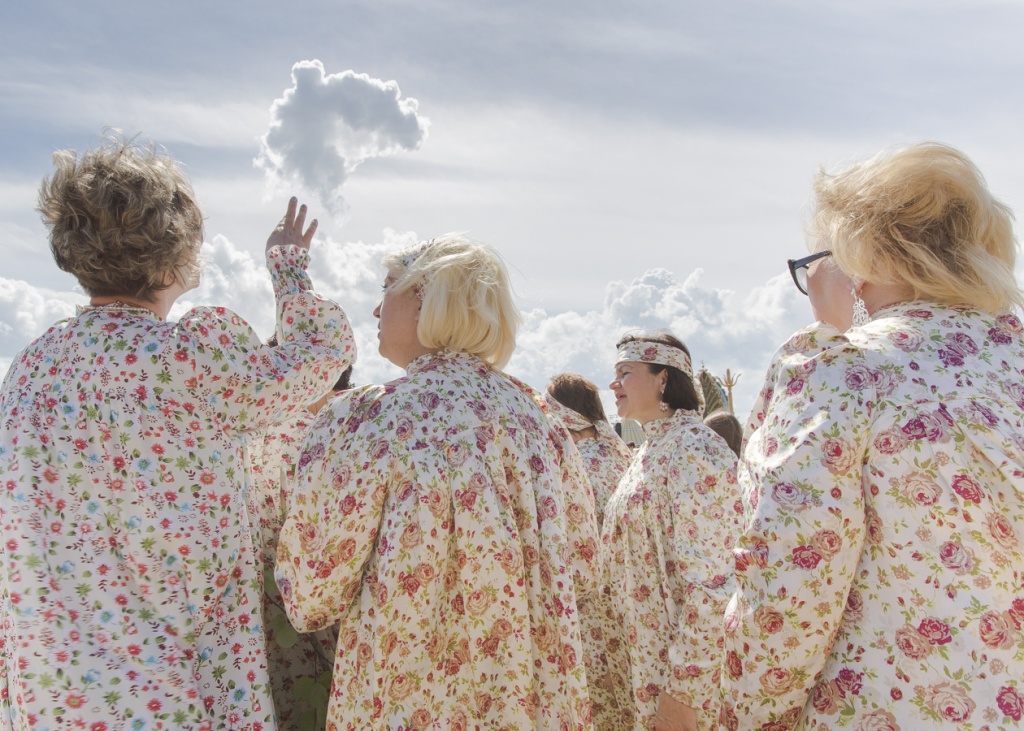 Женщины в национальных якутских платьях готовятся к обряду благословения во время летнего праздника — Ысыах.