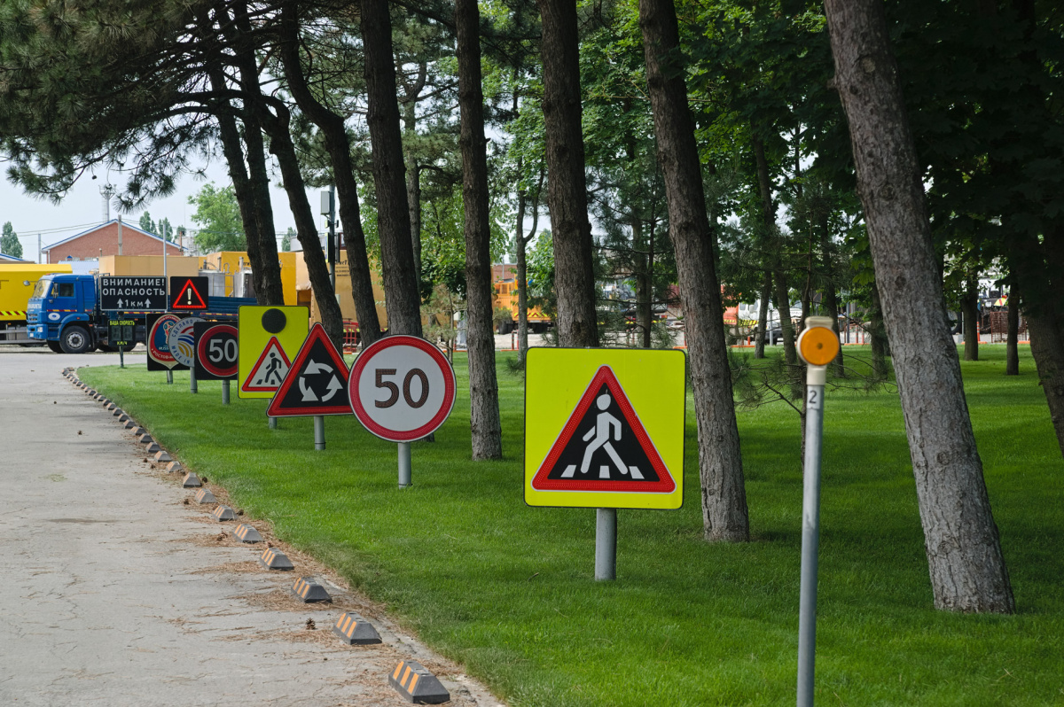 Второе направление бизнеса Роберта Ли — производство и установка дорожных знаков. Их можно встретить в самых разных уголках России.