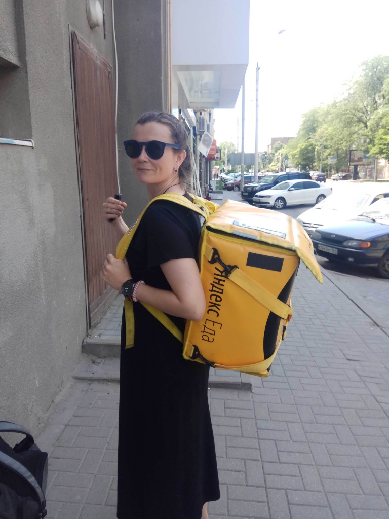 Автор «Нации» Светлана Ломакина примерила сумку курьера.