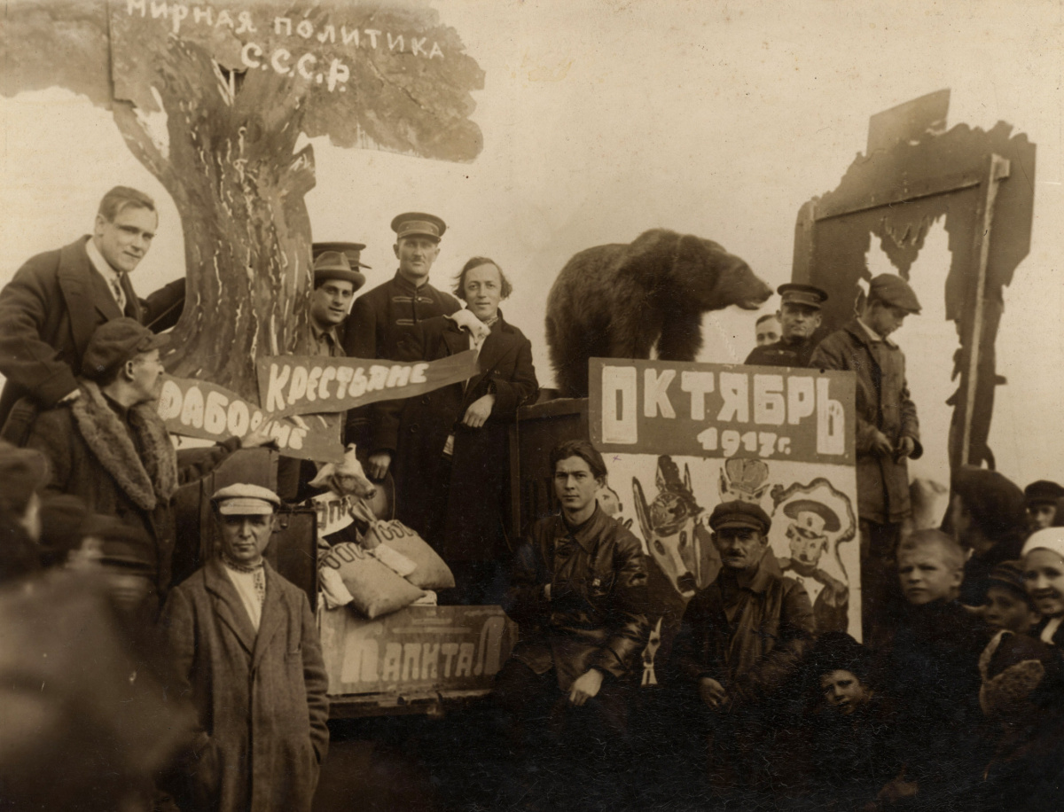 Агитационное выступление в городе Шахты в 1917 году. Дуров принял революцию, а его самого приняли даже в «почетные красноармейцы». (Из фондов ТГЛИАМЗ.)