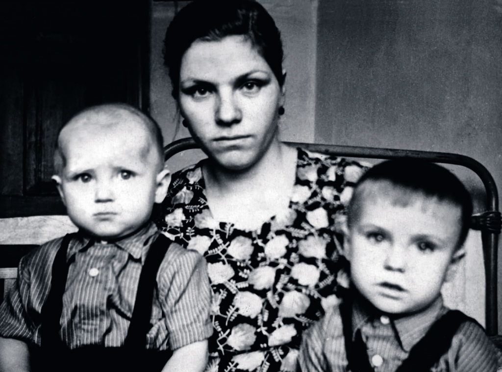 Василий (справа) с мамой Екатериной и братом Виктором, 1961 год.