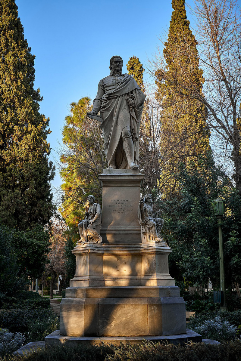 Памятник Иоаннису Варвакису в центре Афин.
