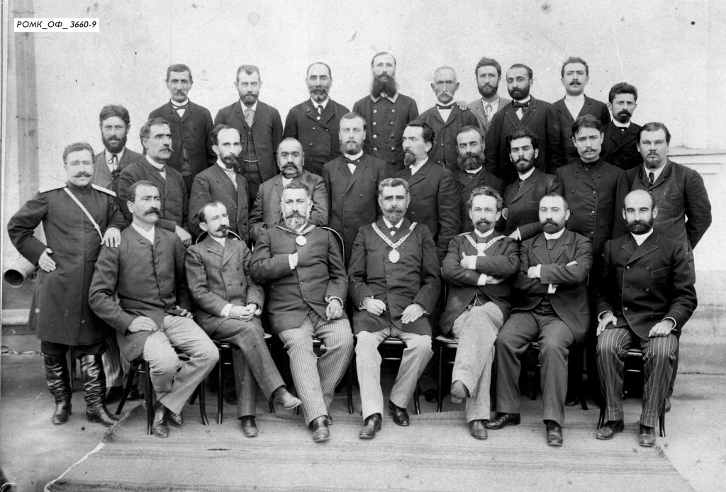 Городской голова Минас Балабанов (в нижнем ряду в центре) и другие видные деятели Нахичевани.
