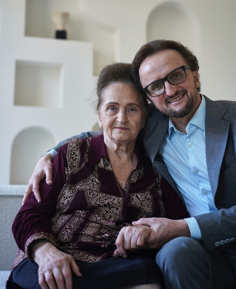 Михаил с мамой Тамарой Петровной, в прошлом учительницей математики.