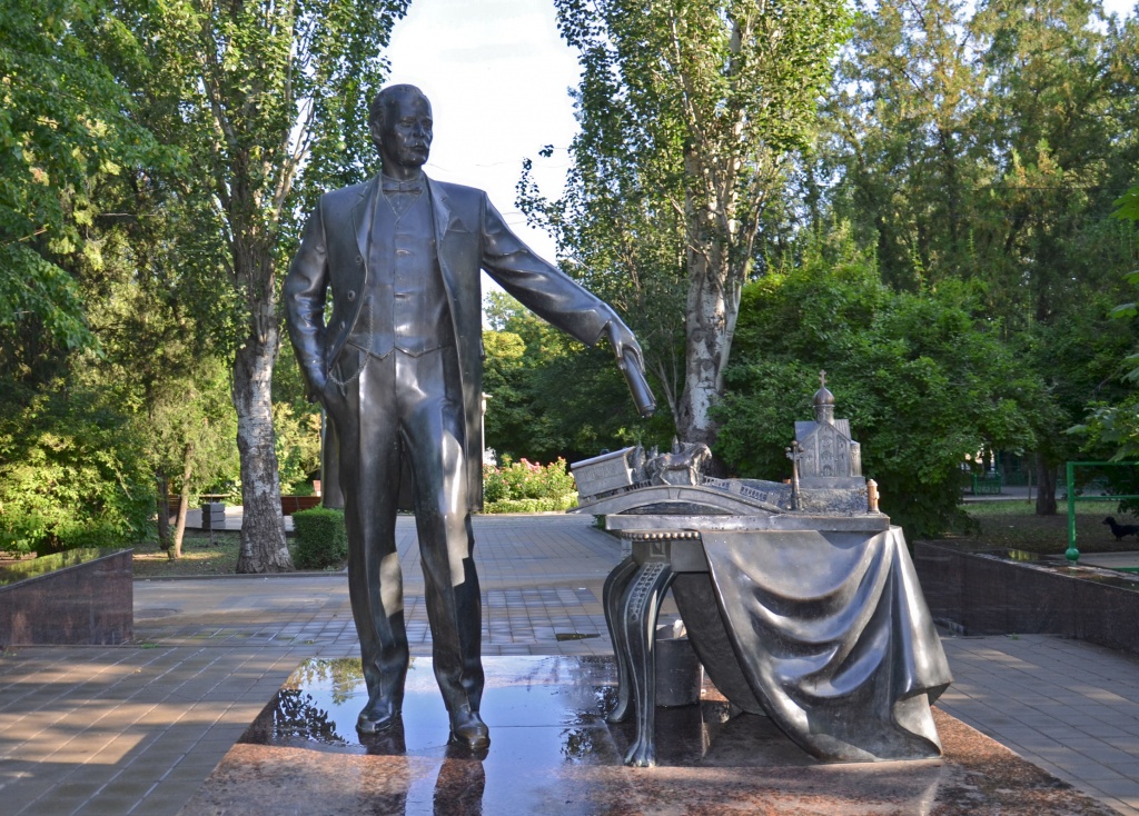 Памятник Городскому голове Андрею Матвеевичу Байкову был установлен на входе в парк Горького в 2013 году.