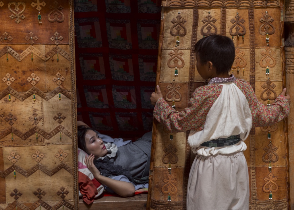 Актриса Театра Олонхо Мария Михалева между дублями на съемках «Старушки Бэйбэрикээн» отдыхает в хаппахча — маленькой девичьей комнатке в якутском жилище — ураса.