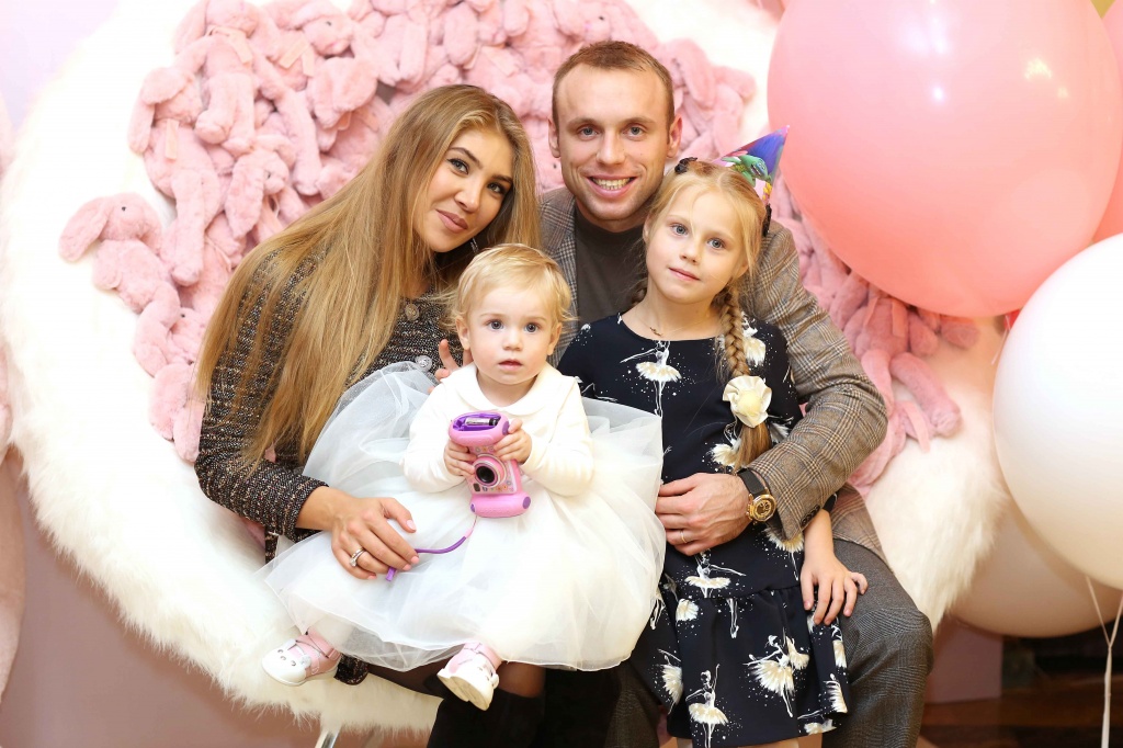 Денис с женой Дарьей и дочками Александрой и Валерией.