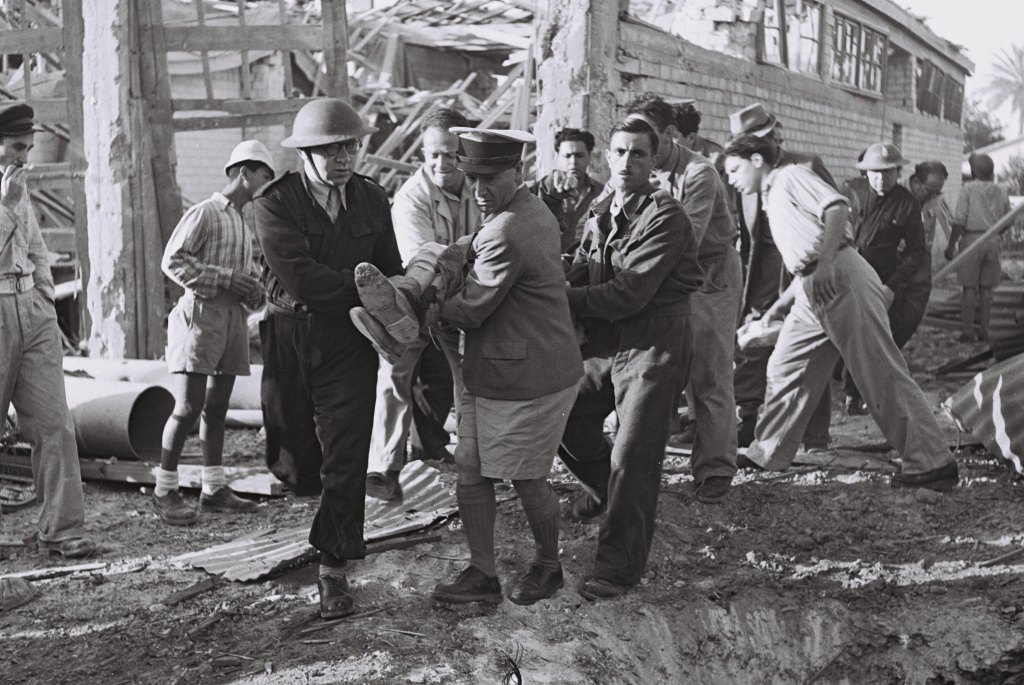  Добровольцы эвакуируют раненого во время египетской бомбардировки Тель-Авива. 1948 год.