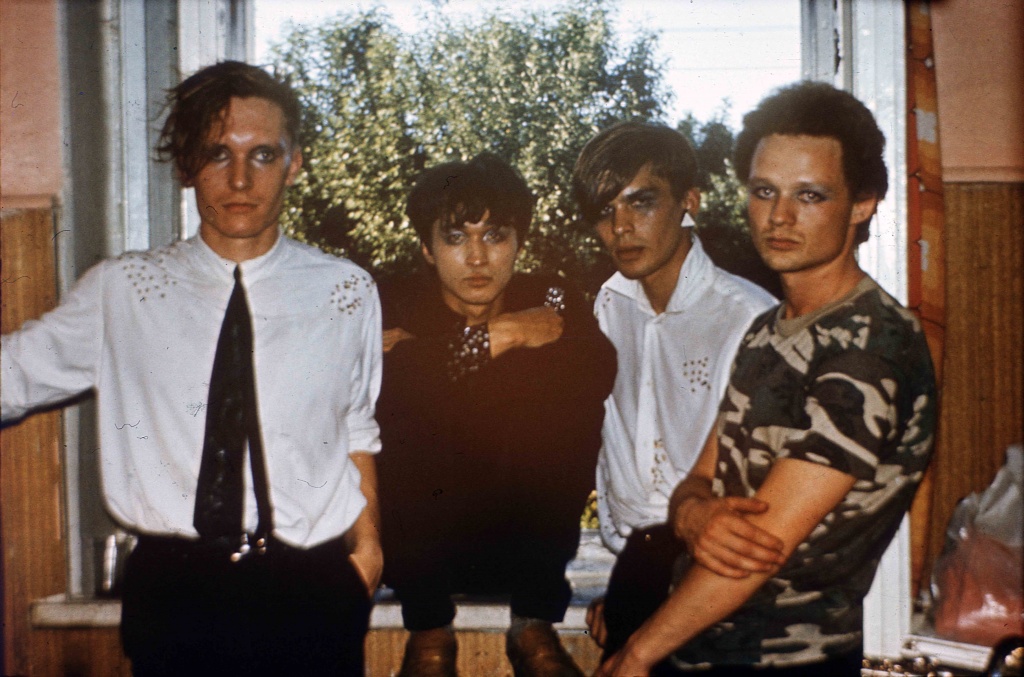 Группа «КИНО». Фотосессия после концерта в рамках 2-го фестиваля ЛРК. Петергоф. 10 июня 1984 года. Фото — Анатолий Азанов.