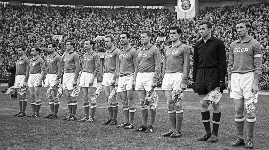 Сборная СССР по футболу, 1962 год. Лев Яшин второй справа, Виктор Понедельник четвертый справа.