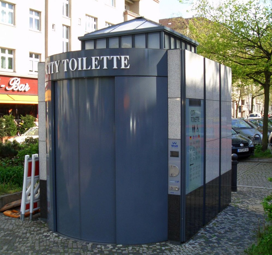 Уличный туалет в Берлине.