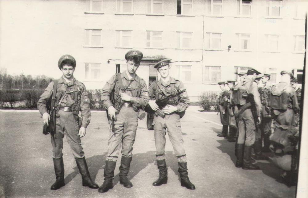 На фото Руслан Михайленко — крайний справа.