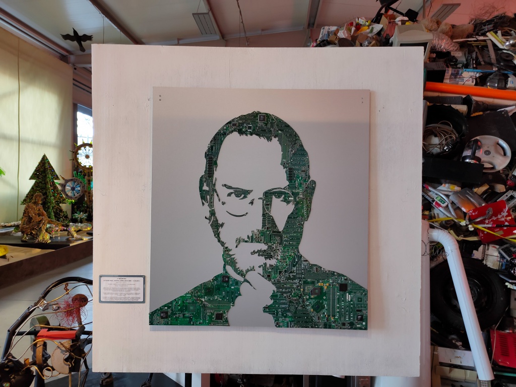Портрет Стива Джобса из микросхем (автор Алина Белоусова). 
