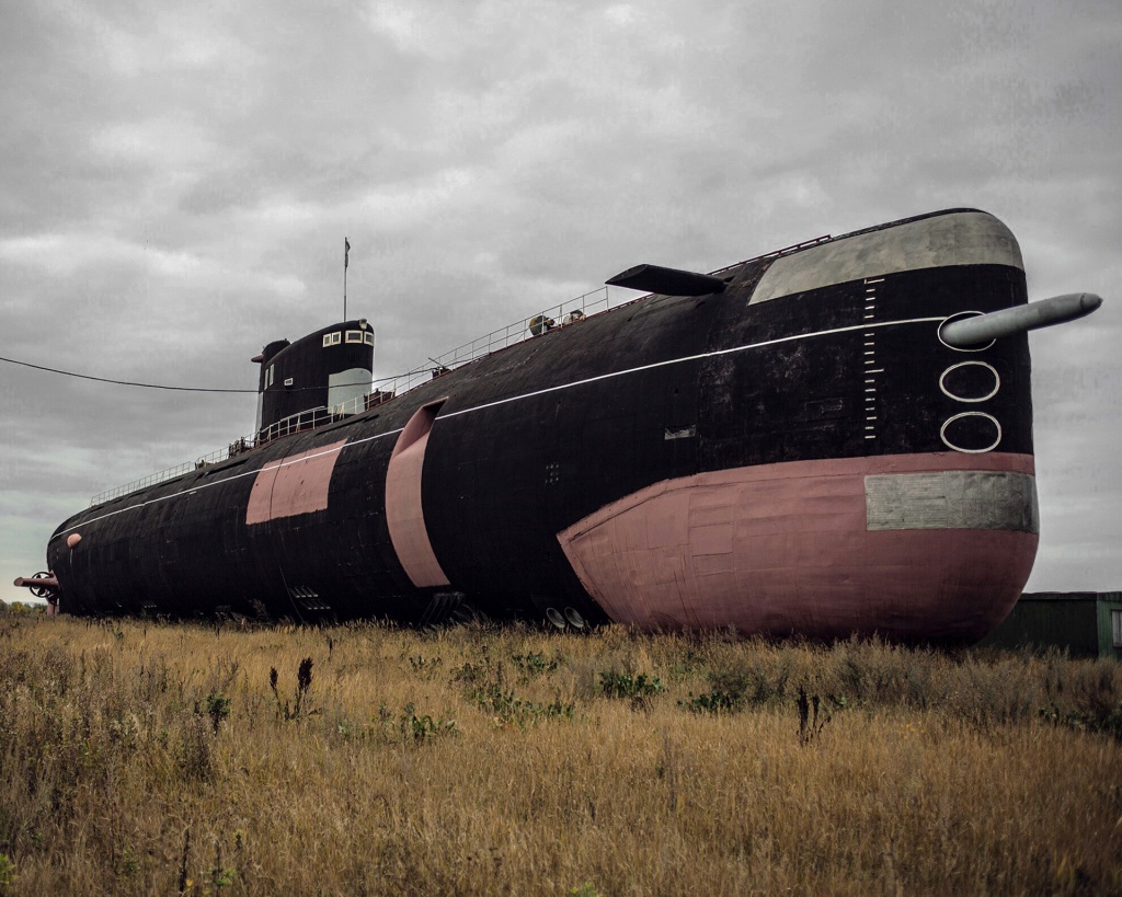 Федор Савинцев: «Б-307» — самая большая дизельная подводная лодка ВМФ России. Это чудо я увидел, прогуливаясь по музею техники в Тольятти, сначала это вызывает удивление, а потом все встает на свои места — подлодка в поле».