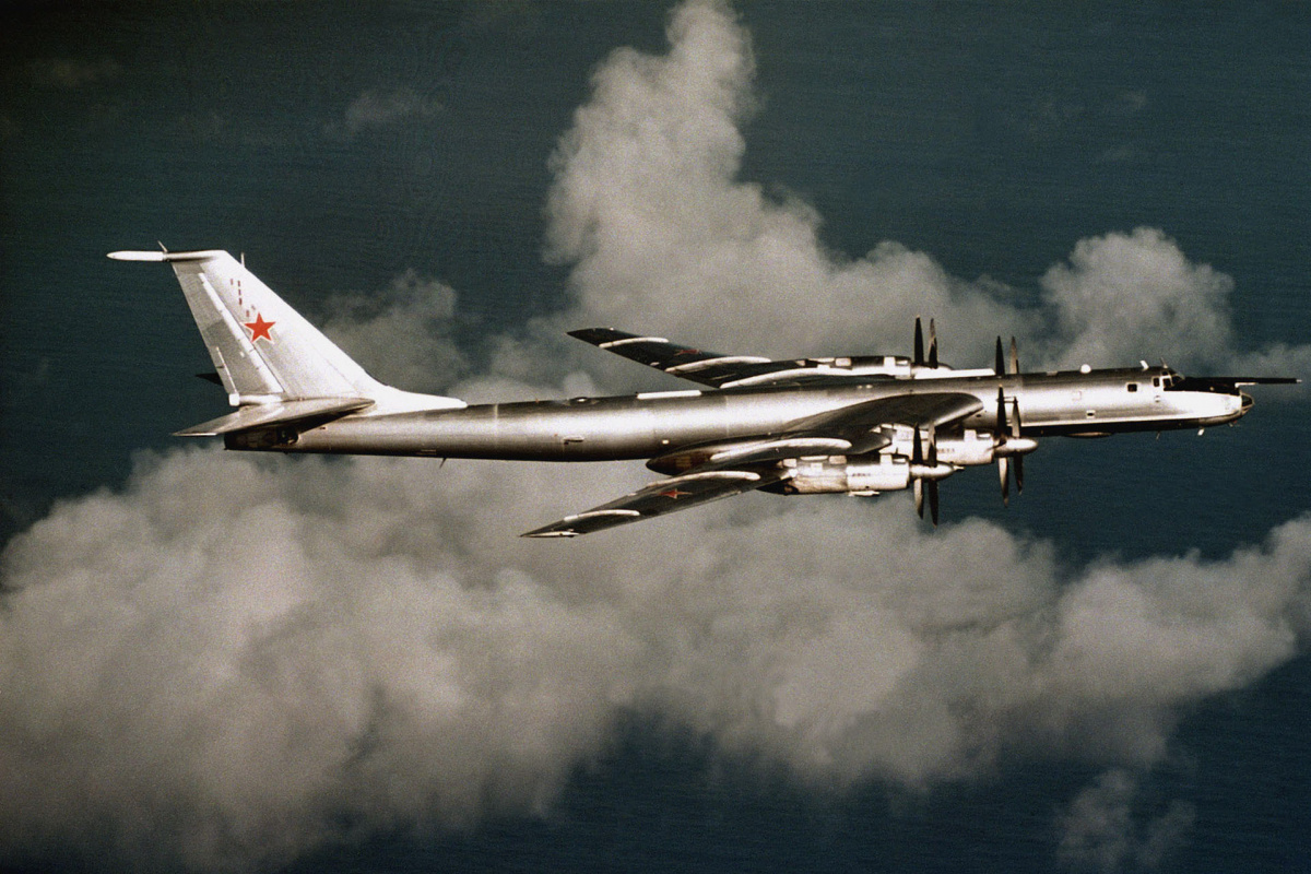 Дальний противолодочный самолет Ту-142М.