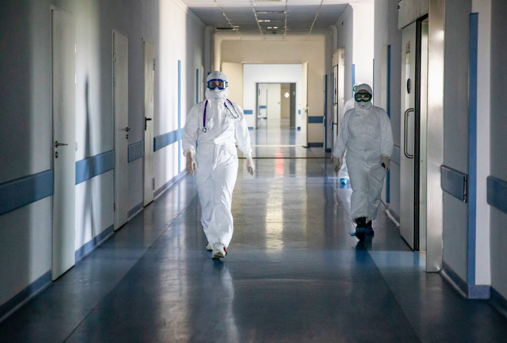 В ковидных отделениях ростовских больниц сегодня работает более тысячи врачей.